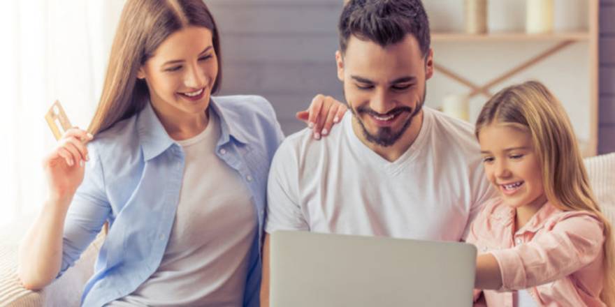 Nach der Geburt eines Kindes müssen Arbeitnehmende einen Elterngeld-Antrag stellen, um weiterhin Geld zu erhalten. © Shutterstock, George Rudy