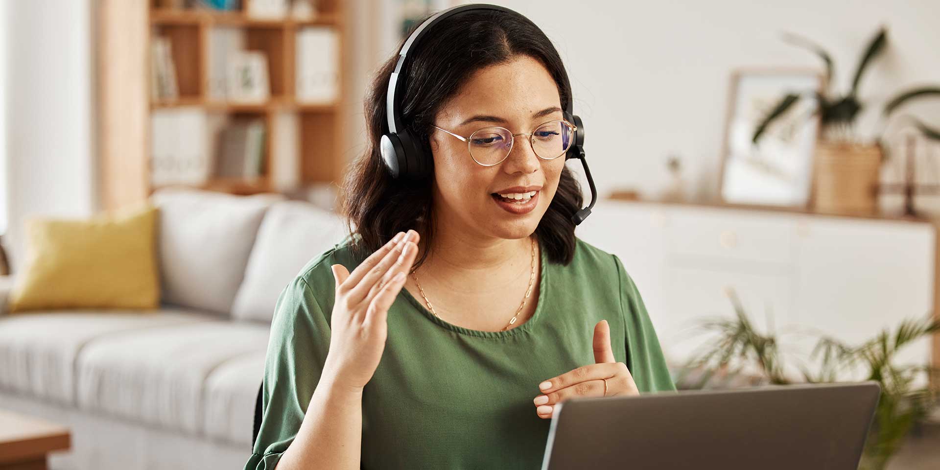 hero-homeoffice-esg-strategie Mitarbeiterin arbeitet im Homeoffice und spricht in einem Online-Meeting.