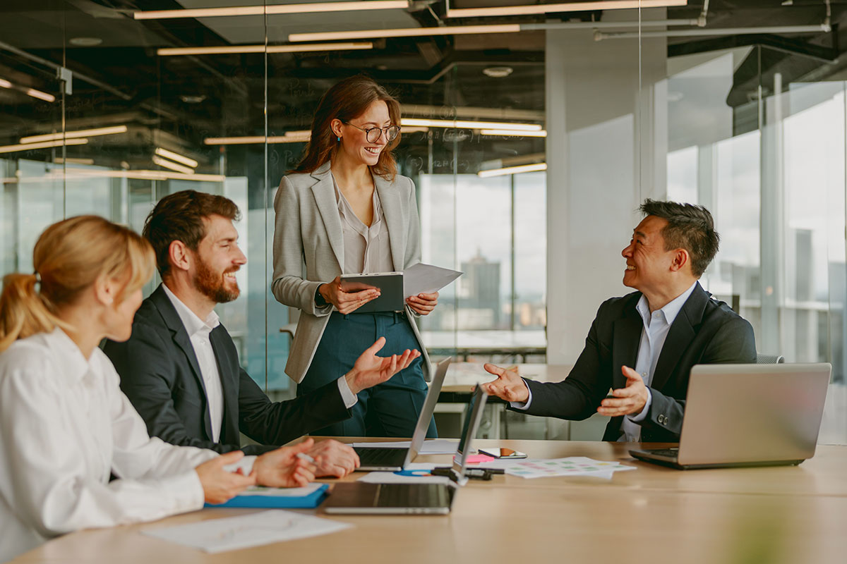 Mitarbeiter besprechen in einem Meeting, welches Vergütungsmodell für ihr Unternehmen zeitgemäß und passend ist.