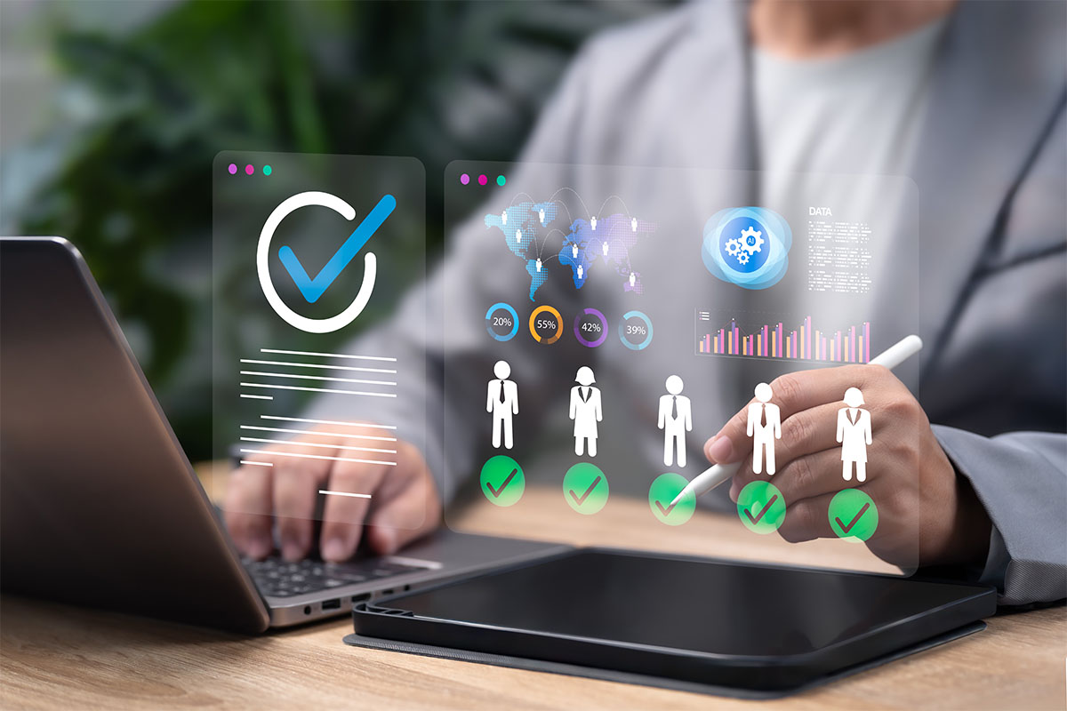 Person arbeitet am Laptop, digitale KI-Analyse mit Bewerberbewertung und Checkmark-Symbolen eingeblendet.