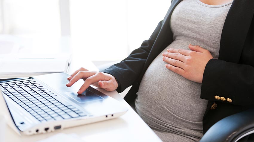 Die Gefährdungsbeurteilung Schwangerschaft ermöglicht einen reibungslosen Verlauf der aufkommenden Veränderungen. © Shuttertstock, G-Stock Studio