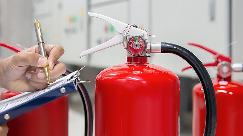 Brandschutzunterweisungen sind ein elementarer Bestandteil der Arbeitssicherheit. © Shutterstock, Eakrin Rasadonyindee