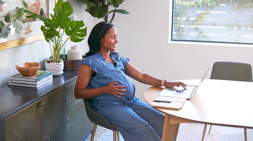 Eine Gefährdungsbeurteilung für Schwangere muss zusätzlich erstellt werden. © Shutterstock, Monkey Business Images