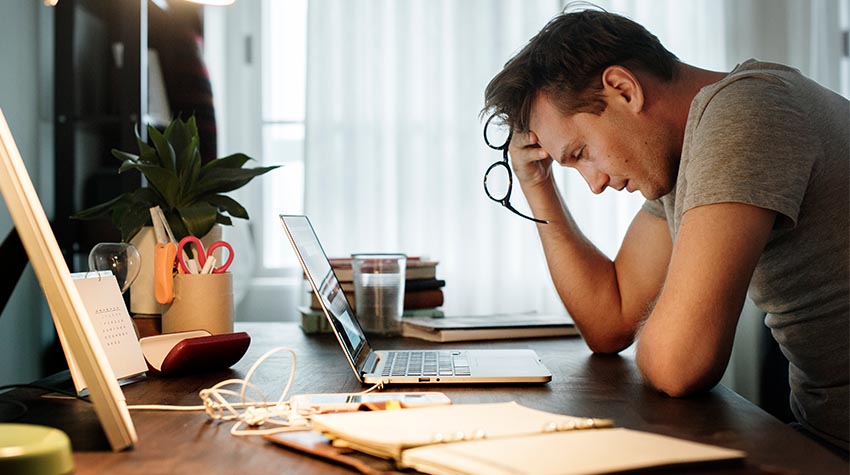 Psychische Belastungen am Arbeitsplatz führen zu erhöhten Ausfällen und Kosten und erfordern präventive Maßnahmen. © Shutterstock, Rawpixel.com