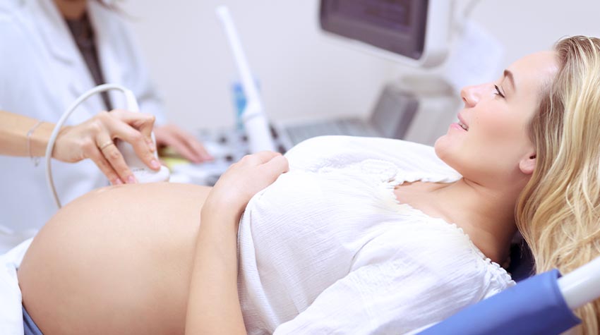 Betriebsärzt:innen haben keine direkten Aufgaben bei der Schwangerschaft von Mitarbeiter:innen. © Shutterstock, Anna Om