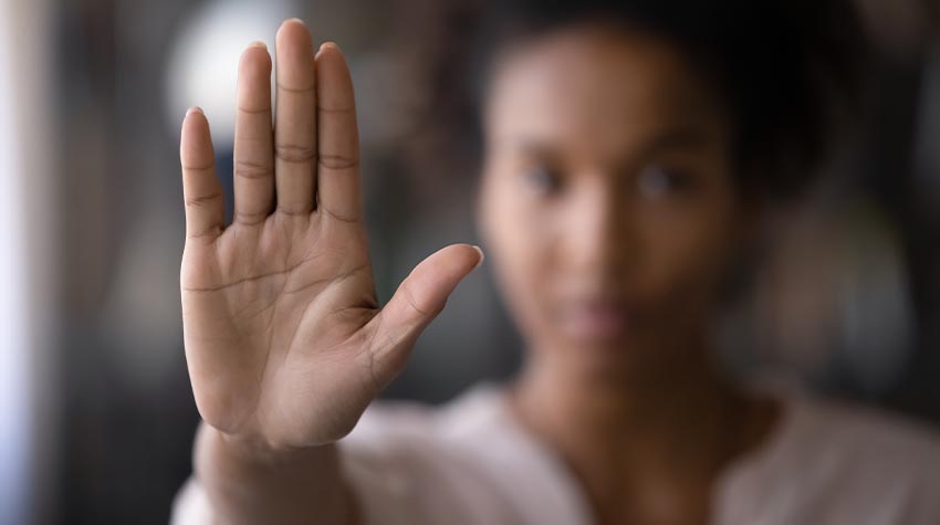 Durch Handzeichen oder Sprechzeichen können viele Gefährdungen unterbunden werden. © Shutterstock, fizkes