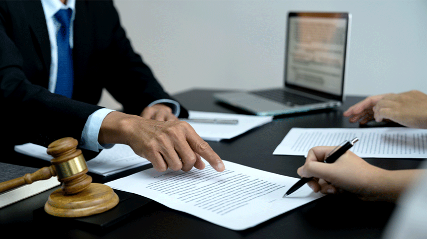 Arbeitnehmer und Arbeitgeber legen eine Zusatzvereinbarung für die Workation vertraglich fest. © Adobe Stock, sabthai