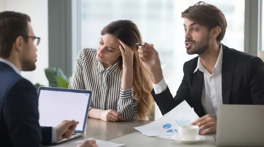 Da sich das Team an den Wegfall der Hierarchien gewöhnen muss, besteht gerade in der Anfangsphase Konfliktpotenzial. © Shutterstock, fizkes