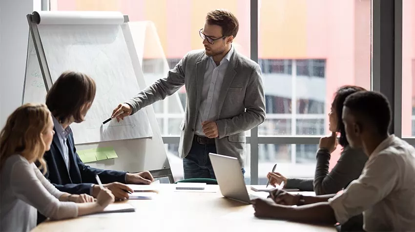 Die Arbeitssicherheitsunterweisung ist dafür da, Risiken und Gefährdungen am Arbeitsplatz vorzubeugen. © Shutterstock, fizkes