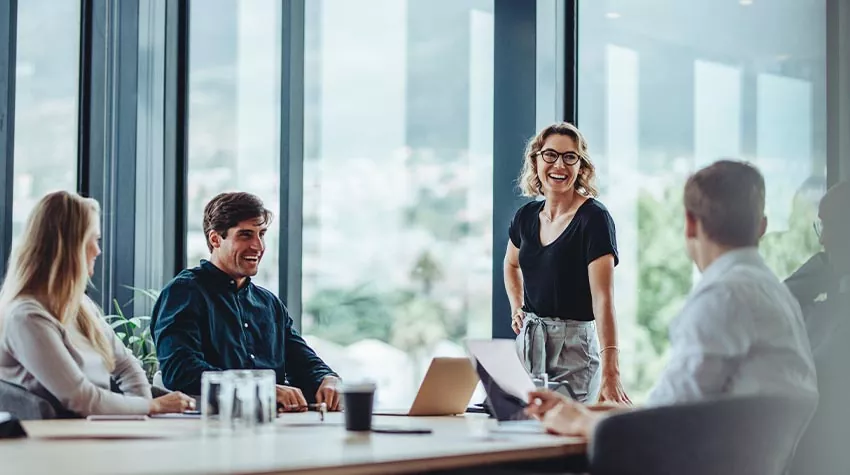 Ihr als Arbeitgebende habt in erster Linie die Verantwortung dafür, dass eure Mitarbeitenden unterwiesen werden. © Shutterstock, Jacob Lund