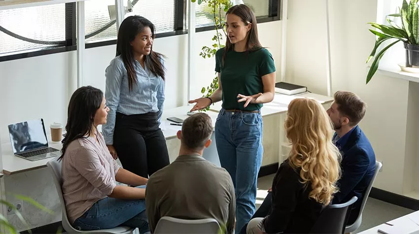 Arbeitgebende müssen nicht zwingend an einer Unterweisung teilnehmen. Es zeigt jedoch Engagement und Vertrauen gegenüber den Arbeitnehmenden. © Shutterstock, fizkes