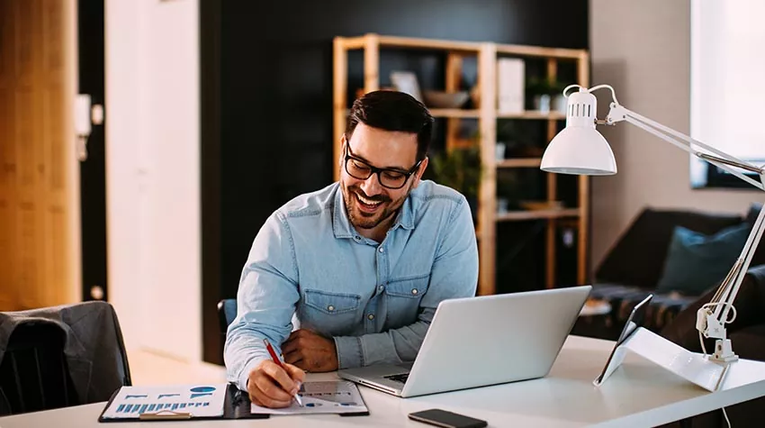 Das Arbeitsschutzgesetz sichert Arbeitnehmende vor zu hoher physischer oder psychischer Belastung. © Shutterstock, djile