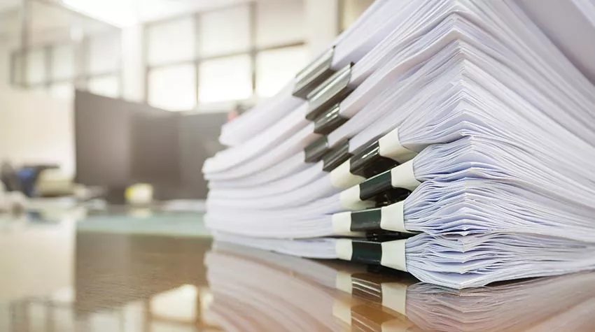 Ein großer Papierverbrauch kann durch Online-Unterweisungen vermieden werden. © Shutterstock, Jat306