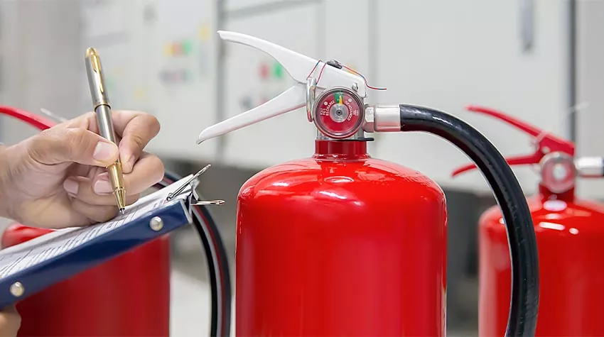 Brandschutzunterweisungen sind ein elementarer Bestandteil der Arbeitssicherheit. © Shutterstock, Eakrin Rasadonyindee