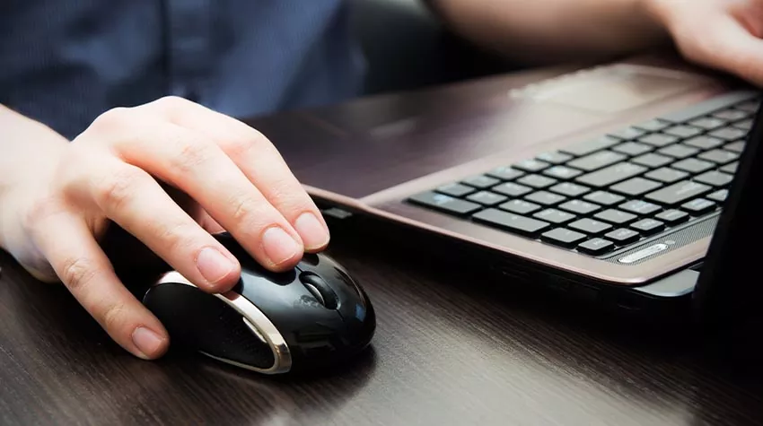 Wusstet ihr, dass die Maus und Tastatur für die Gefährdungsbeurteilung von mobiler Arbeit eine wichtige Rolle spielen? © Shutterstock, Proxima Studio