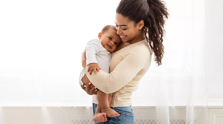Die Gefährdungsbeurteilung für Schwangere könnt ihr auch online auf der Plattform SMART CAMPUS durchführen. © Shutterstock, Prostock-studio