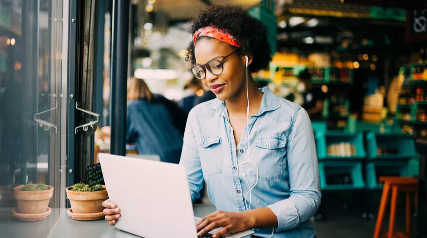 Eine Gefährdungsbeurteilung mobiles Arbeiten enthält meist Gestaltungsempfehlungen für einen sicheren Arbeitsplatz. © Shutterstock, Flamingo Images