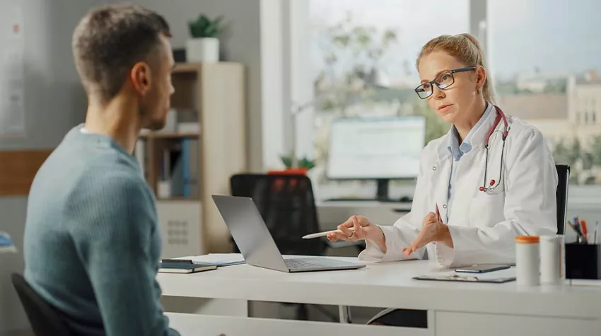 Betriebsärzt:innen sind für arbeitsmedizinische Vorsorgeuntersuchungen zuständig. © Shutterstock, Gorodenkoff