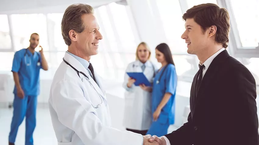 Für die Kosten von Betriebsärzt:innen kommen Arbeitgeber:innen auf. © Shutterstock, George Rudy
