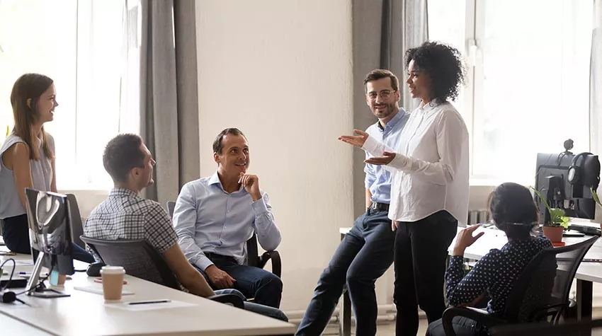 Unternehmer:innen müssen ihre Ziele offen mit den Beschäftigten kommunizieren. © Shutterstock, fizkes