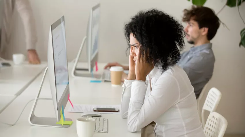 Eine Gefährdungsbeurteilung hilft euch dabei, einzuschätzen, ob eure Angestellten am Arbeitsplatz zu viel Lärm ausgesetzt sind.© Shutterstock, fizkes