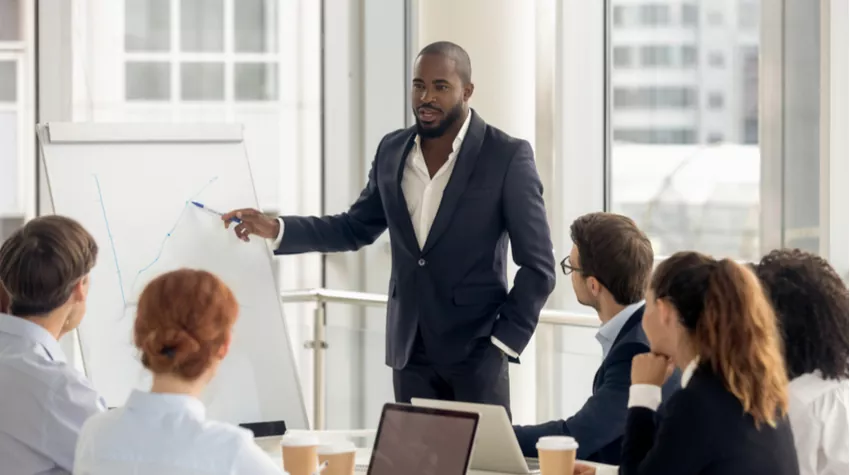 Eine Unterweisung zum Thema Lärmschutz kann zu mehr Sicherheit am Arbeitsplatz beitragen. © Shutterstock, fizkes