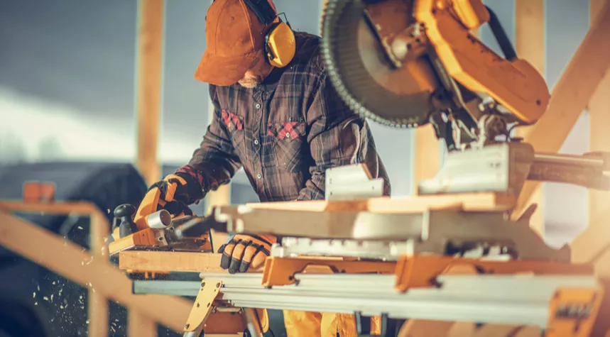 Bei 105 dB sind Mitarbeitende in Fabriken starker Beschallung ausgesetzt. In einigen anderen Branchen fällt diese sogar noch höher aus. © Shutterstock, Virrage Images