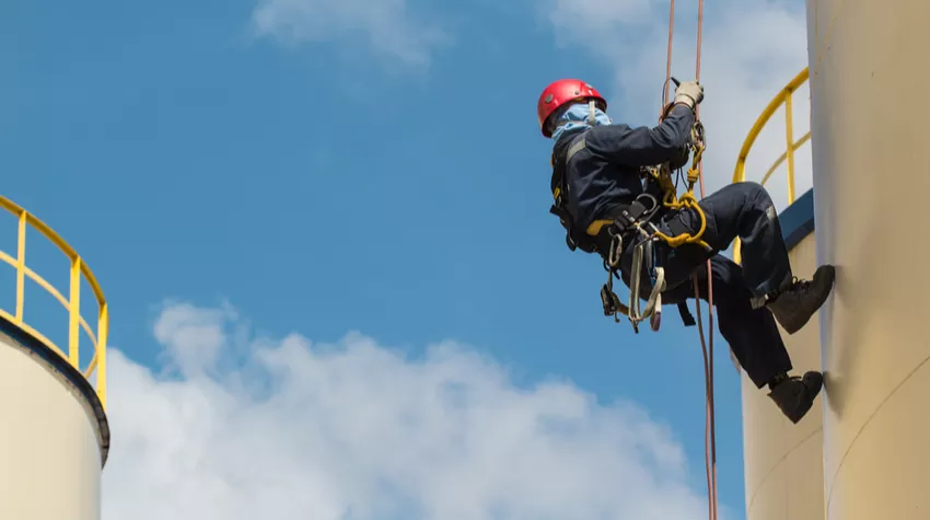 Die Fachkraft für Arbeitssicherheit muss stets die Sicherheit der Arbeitsbedingungen aller Mitarbeitenden überprüfen. © Shutterstock, noomcpk