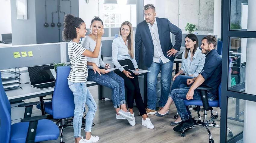 In einer Unterweisung lernen eure Mitarbeitenden alles wichtige über Arbeitsschutz. © Shutterstock, REDPIXEL.PL