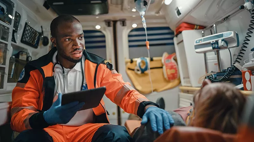 Die Rettungskette verläuft von der Ersten Hilfe bis hin zur Behandlung im Krankenhaus. © Shutterstock, Gorodenkoff