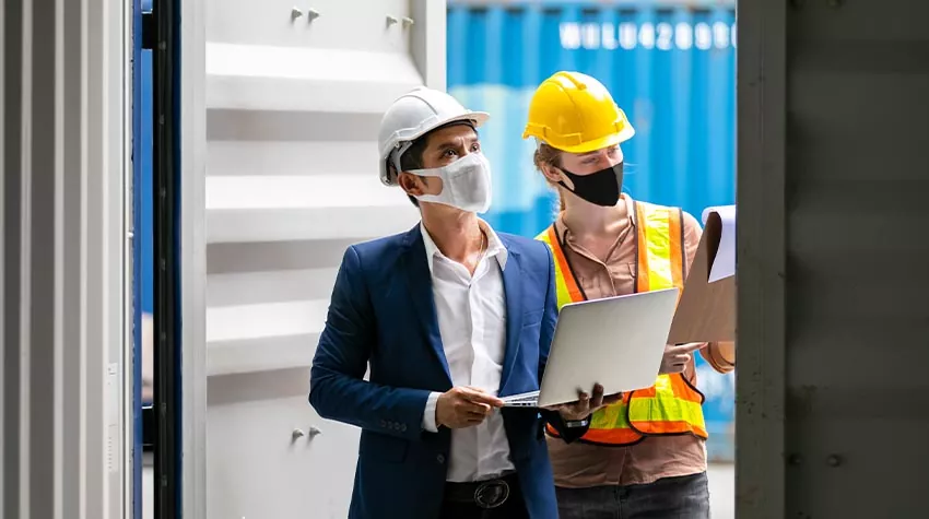 Gefährdungen am Arbeitsplatz müssen durch vorbeugende Maßnahmen minimiert werden. © Shutterstock, UNIKYLUCKK