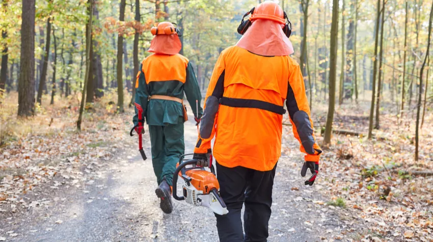 Mitarbeitende vertrauen darauf, dass ihre Schutzausrüstung ihnen im Ernstfall das Leben retten kann. © Shutterstock, Robert Kneschke