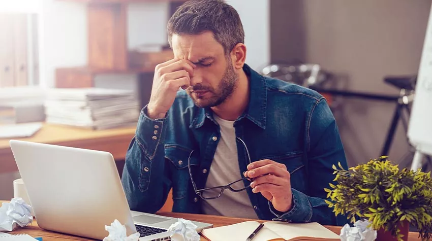 Überlastung kann zu Kopfschmerzen und Schlafstörungen führen. © Shutterstock, G-Stock Studio