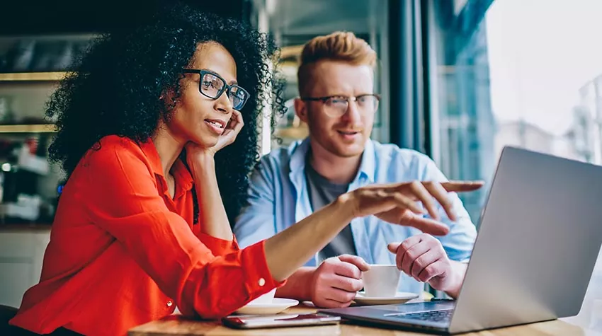 Eine Gefährdungsbeurteilung psychische Belastung kann auch online durchgeführt werden. © Shutterstock, GaudiLab