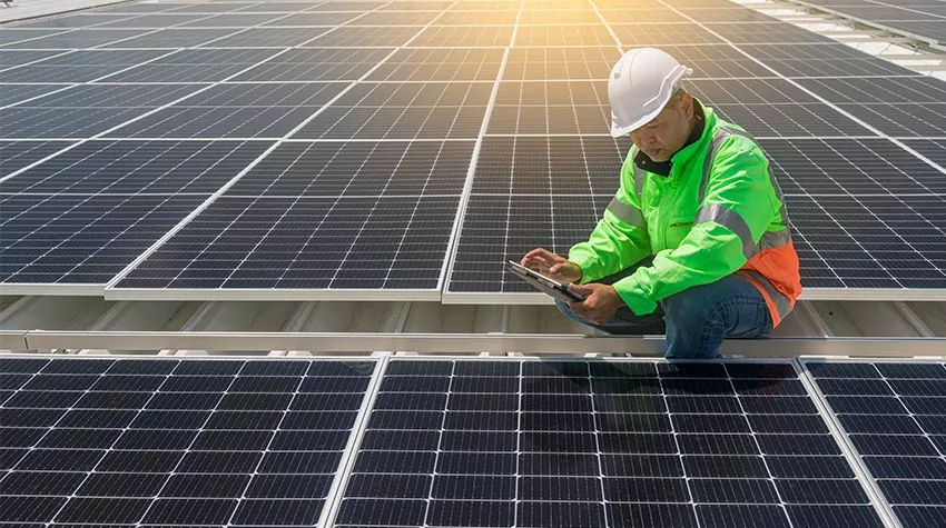 Solaranlagen sind ein guter Weg, grünen Strom zu produzieren und euer Unternehmen umweltfreundlicher zu gestalten. © Shutterstock, APChanel