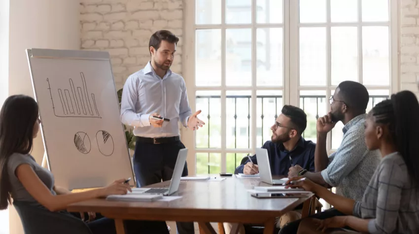 Stellt sicher, dass alle betroffenen Mitarbeitenden ausreichend qualifiziert und informiert sind.© Shutterstock, fizkes