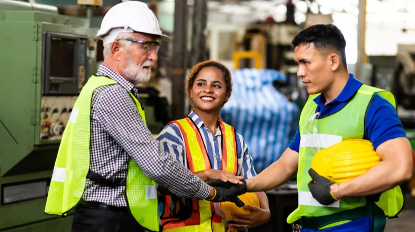 Setzen sich Führungskräfte aktiv für ein sicheres Arbeitsumfeld ein, wirkt sich das positiv auf die Mitarbeitenden aus. © Shutterstock, BigPixel Photo