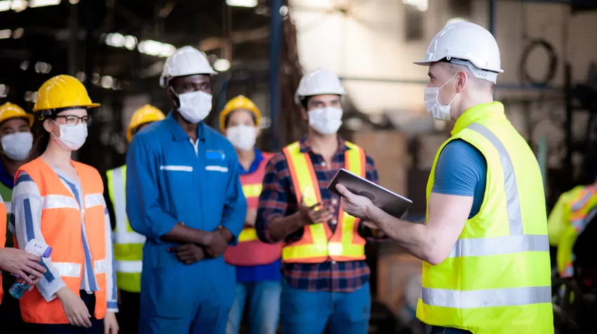 Neben dem Aspekt des Arbeitsschutzes kann ein AMS zur Verstärkung eures Rufes als verantwortliche Arbeitgebende beitragen. © Shutterstock, skipper_sr