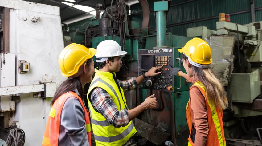 Nur wenn eure Mitarbeitenden Arbeitssicherheit als gegenseitige Verantwortung verstehen, könnt ihr im Unternehmen eine Null-Unfallquote erreichen. © Shutterstock, KornT