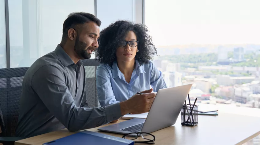 Es lohnt sich, mit euren Angestellten schon vor dem Antritt der Elternzeit das Gespräch mit Arbeitnehmer*innen das Gespräch zu suchen, um Missverständnisse auszuschließen. © Shutterstock, insta_photos