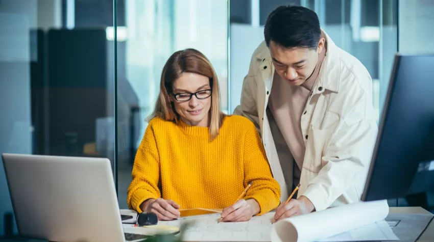 Je länger eure Mitarbeiter:innen bei euch arbeiten, desto mehr passen sie sich der Unternehmenskultur an. © Shutterstock, voronaman