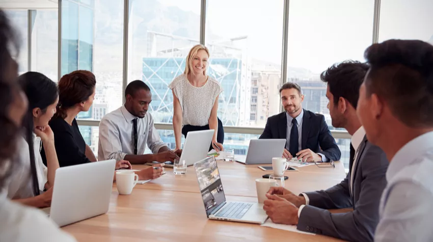 Gebt ihr euren Mitarbeitenden Verantwortung ab, wird sich merklich ihr persönlicher Einsatz für das Unternehmen steigern. © Shutterstock, Monkey Business Images