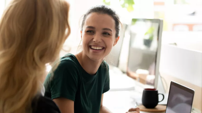 Wir stehen euch zur Seite, wenn es um Unterweisungen eurer Angestellten geht. © Shutterstock, fizkes