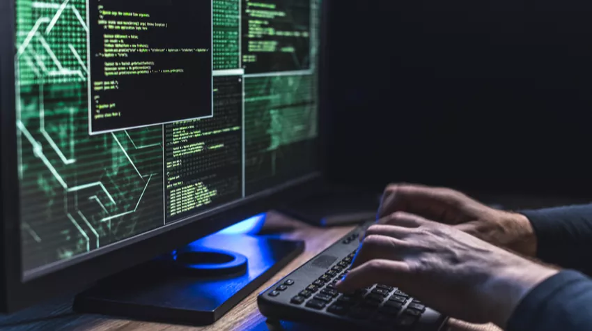 Je mehr Daten und Software im Spiel ist, desto wichtiger wird es sich vor Cyber-Angriffen abzusichern.© Shutterstock, husjur02