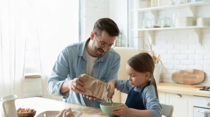 Der Betrag des Elterngeldes kanns ich erhöhen, wenn Arbeitnehmende bereits Kinder haben oder Mehrlinge bekommen. © Shutterstock, fizkes