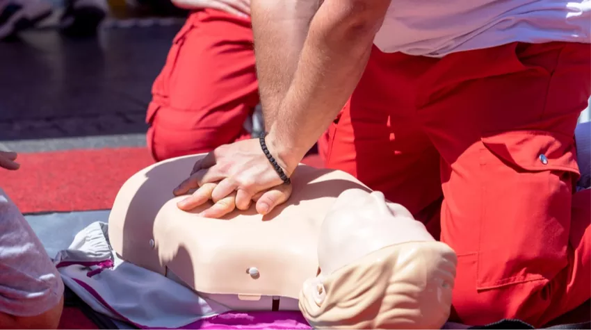 Erste-Hilfe-Kurse werden von Rettungskräften zertifizierter Ausbildungsstellen durchgeführt. © Shutterstock, wellphoto