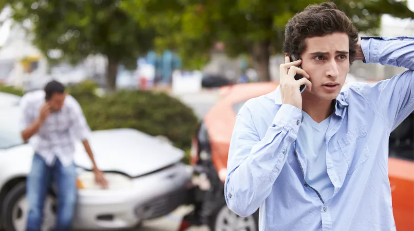 Passiert euch ein Unfall auf direktem Weg zur oder von der Arbeitsstätte, seid ihr weiterhin versichert. © Shutterstock, Monkey Business Images