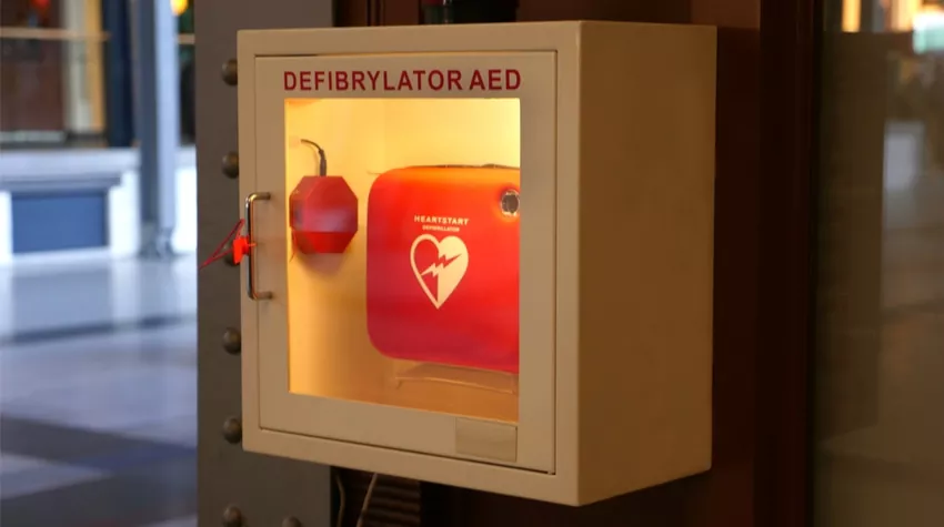 Wo befindet sich der Verbandskasten und wo das Defibrillationsgerät? Diese Fragen und mehr sind Bestandteil der Erste-Hilfe-Unterweisung. © Shutterstock, Mastershots4K