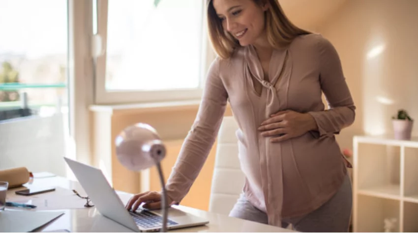 Bezüglich des Mutterschaftsgeldes gibt es einiges, was für euch als Arbeitgebende relevant ist und beachtet werden muss. © Shutterstock, Liderina