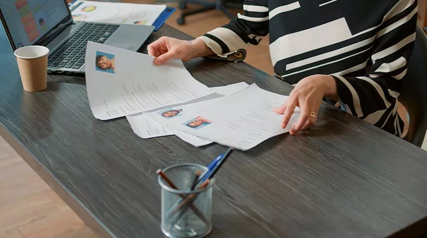 Bewerbungen auf Papier werden als veraltet angesehen. © Shutterstock, DC Studio